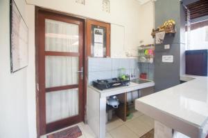 Kuchyň nebo kuchyňský kout v ubytování Putra Dadi Guest House