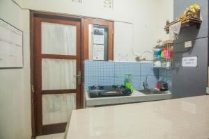 Kuchyň nebo kuchyňský kout v ubytování Putra Dadi Guest House