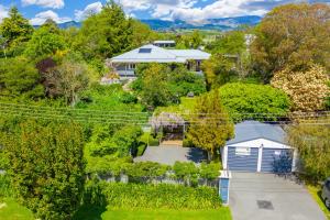 een luchtfoto van een huis met een tuin bij Olde Mill House B&B & Bike2Wine cycle hire in Renwick