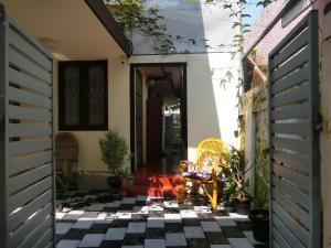 una entrada a una casa con suelo a cuadros en Kochill - Relax & Stay - en Kochi