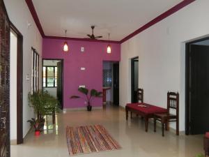科欽的住宿－Kochill - Relax & Stay -，客厅配有桌子和紫色墙壁