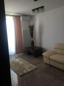 - un salon avec un canapé et une table dans l'établissement Simona‘s apartment Mackerel, à Mamaia Nord – Năvodari