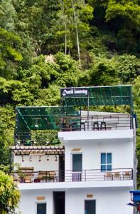 un navire de croisière avec un panneau en haut. dans l'établissement Domik Homestay - Cát Bà, à Cat Ba