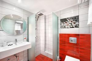 uma casa de banho com um chuveiro, um lavatório e um espelho. em Aphrodite of Thassos em Skala Marion