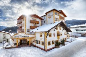 Nespecifikovaný výhled na hory nebo výhled na hory při pohledu z hotelu