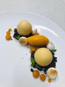 eine weiße Platte mit drei Eiern und Gemüse darauf in der Unterkunft Weinbergsuite Panholzer in Kaltern