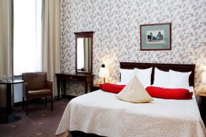 Postel nebo postele na pokoji v ubytování Hestia Hotel Barons Old Town