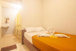 Postel nebo postele na pokoji v ubytování Putra Dadi Guest House