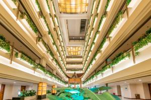 un gran edificio con plantas en el techo en Metropark hotel Shenzhen en Shenzhen