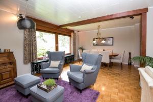 uma sala de estar com cadeiras e uma sala de jantar em Ferienhaus Maison Idylle im Hohen Venn - Monschau em Bütgenbach