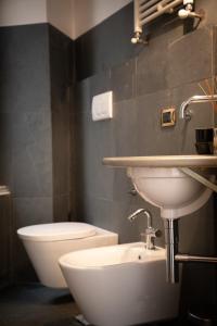 een badkamer met een wastafel en een toilet bij Flavio Gioia Suite Salerno in Salerno