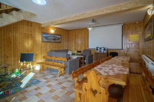 a living room with a couch and a table at Dom Wypoczynkowy u Niedzielskich in Białka Tatrzańska