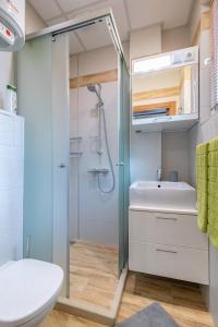 y baño con ducha y lavamanos. en Studio DOLCE VITA en Varna