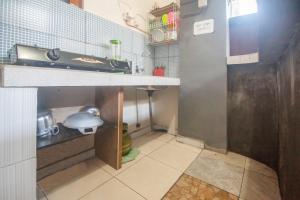 Kuchyň nebo kuchyňský kout v ubytování Putra Dadi Guest House