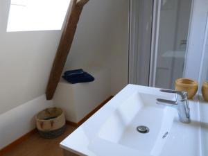 ein Badezimmer mit einem weißen Waschbecken und einem Spiegel in der Unterkunft Maison Périgord Noir près de Lascaux, Montignac, Sarlat, Périgueux in Fleurac