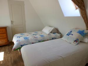 um quarto com 2 camas e uma janela em Maison Périgord Noir près de Lascaux, Montignac, Sarlat, Périgueux em Fleurac