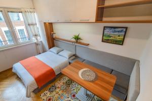 Habitación pequeña con cama y mesa en Studio DOLCE VITA en Varna