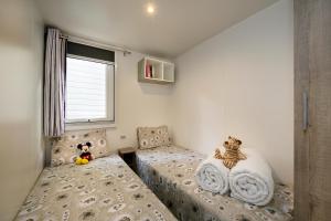 Een bed of bedden in een kamer bij Albatross Mobile Homes on Camping Bella Italia