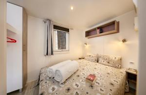 Een bed of bedden in een kamer bij Albatross Mobile Homes on Camping Bella Italia