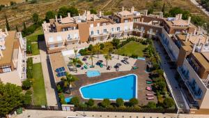 einen Luftblick auf eine Villa mit einem Pool in der Unterkunft Cabanas Gardens T2 Penthouse with Pool and fantastic views - WPCG19 in Cabanas de Tavira