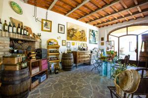 - une salle de dégustation de vins avec des tonneaux de vin et un comptoir dans l'établissement Pietralta, à Gambassi Terme