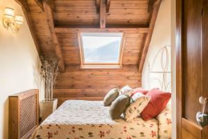 バケイラ・ベレットにあるEgua by Totiaranの木製の壁のベッドルーム1室(ベッド1台付)