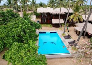 una vista aérea de una piscina en un complejo en Nilaveli Beach Resort - Level 1 Certified, en Nilaveli
