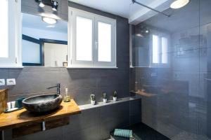 Koupelna v ubytování Gîte de l Ange - Au cœur du Centre Ville + 33 fotografií