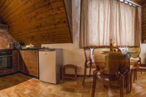 a kitchen and dining room with a table and a refrigerator at Apartament Villa Toscana in Jaworki