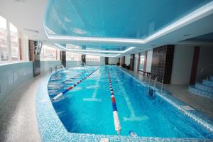 una gran piscina en un edificio en Grand Hotel Oka Premium, en Nizhny Novgorod