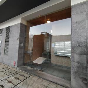 - Baño con ducha de cristal en un edificio en Apartamento Solmar en Ponta Delgada