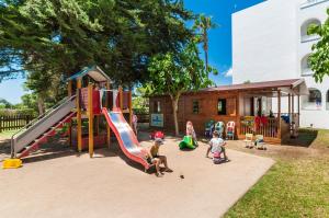 un gruppo di bambini che giocano in un parco giochi di Apartamentos Globales Lord Nelson a Santo Tomás