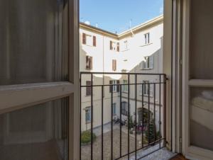 una ventana de un edificio con vistas en STUDIO ROMA 41 - Affitti Brevi Italia, en Lecco