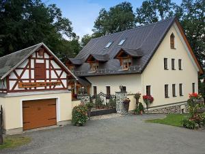 una gran casa blanca con garaje en Ferienhof "Alte Försterei", en Knau