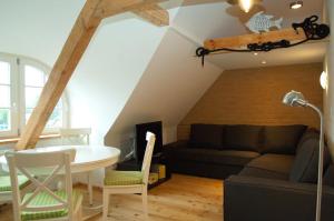 ein Wohnzimmer mit einem Tisch und einem Sofa in der Unterkunft Fischerhaus Gager in Gager