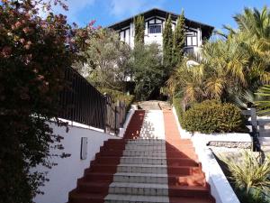um conjunto de escadas que levam a uma casa em Quand la ville dort em Agen