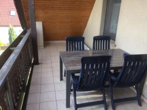 un tavolo e sedie di legno su un balcone di Gästezimmer Zoephel a Weimar