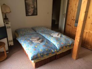 un piccolo letto con scarpe sopra in una camera da letto di Gästezimmer Zoephel a Weimar