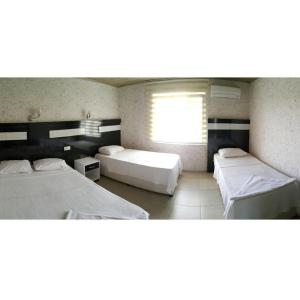 1 dormitorio con 2 camas y ventana en Dolphin Yunus Hotel en Pamukkale