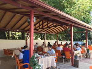 un grupo de personas sentadas en mesas en un restaurante en Dolphin Yunus Hotel, en Pamukkale