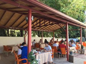 un grupo de personas sentadas en mesas en un restaurante en Dolphin Yunus Hotel en Pamukkale