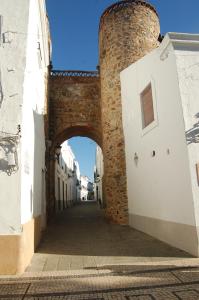 an archway in an alley between two buildings at ENTRETORRES Apartamento Turístico in Olivenza