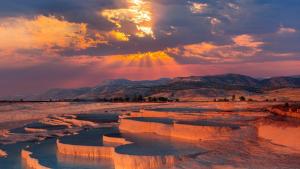 un coucher de soleil sur une rivière dans le désert dans l'établissement Dolphin Yunus Hotel, à Pamukkale