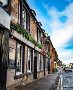 una calle con edificios en una calle de la ciudad en Blackfriars, en Inverness