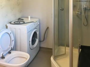 La salle de bains est pourvue d'un lave-linge et de toilettes. dans l'établissement Holiday home øystese, à Øystese