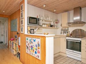 Kuchyň nebo kuchyňský kout v ubytování 8 person holiday home in Thyholm