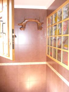 uma casa de banho com chuveiro e torneira de cobre em Casa Encarnacion em Santo Emiliano