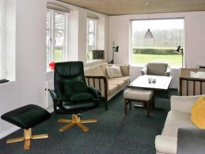 Prostor za sedenje u objektu 4 person holiday home in Broager