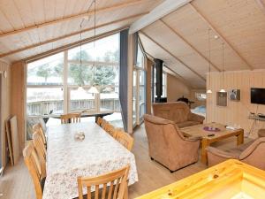 sala de estar con mesa, sillas y sofá en Three-Bedroom Holiday home in Rødby 6, en Kramnitse