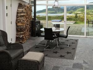 Posezení v ubytování Four-Bedroom Holiday home in Inndyr 2